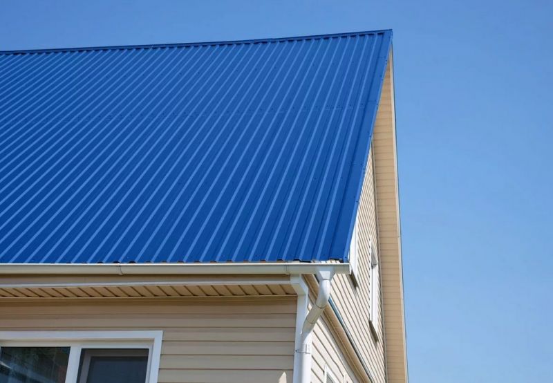 Крыша дома из синего профнастила